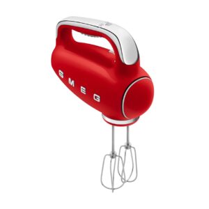 Rot und Retro passen gut zusammen und verbinden sich bei dem Handmixer von Smeg ganz optimal.