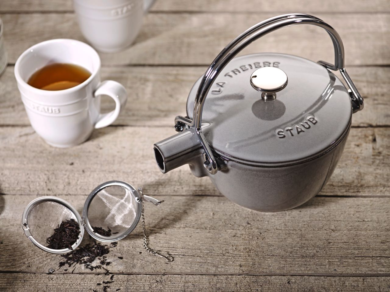 In der stylishen Kanne aus Gusseisen in Graphitgrau bleibt der Tee lange heiß. Looser Tee schmeckt besonders gut und kann mit einem Sieb einfach in die Kanne gehangen werden oder gleich in die Tasse. Alles von Staub.