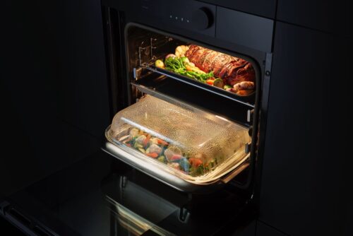 Mit dem „Dual Cook Steam TM“ Einbaubackofen von Samsung können Speisen mithilfe integrierter Dampfgarfunktion schmackhaft zubereitet werden. Praktisch sind zwei unabhängig voneinander steuerbaren Garräume. So kann man Gemüse und Fleisch parallel erwärmen.