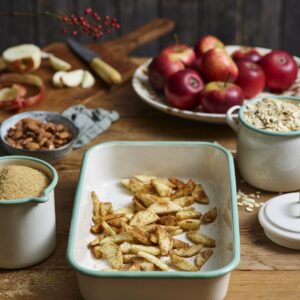 Mit Zimt und Zucker gewürzte Apfelstücke lassen sich im Ofen backen und zum Beispiel zu Müsli oder mit Vanillesoße essen. Die Auflaufform ist aus hochwertiger Emaille hergestellt, ca. 60 Euro, von Kockumsjernverk.