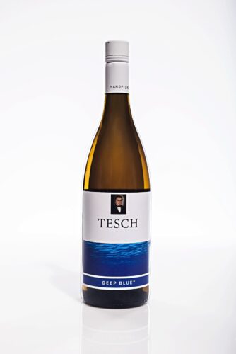Inzwischen lässt sich zu allen Gerichten fast jeder Wein kombinieren. Dennoch ist zu Fisch Weißwein der Klassiker. Edel ist der Wein „Deep Blue“ von Weingut Tesch. Der trockene Wein passt super zu Meeresfrüchten und Fisch und schmeckt leicht fruchtig und beerig.
