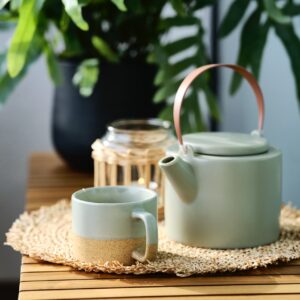 Neben der klassischen Teekanne aus Glas, Gusseisen oder Edelstahl, eignen sich auch Porzellankannen. Wunderschön im Skandi-Style kommt das Tee-Set in dezentem Mint daher. Von Jysk.