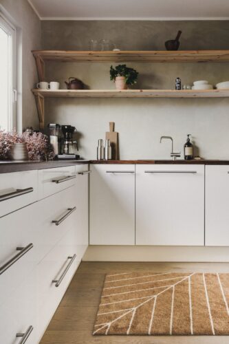 Das Design ist inspiriert von den spitzen Nadeln des Wacholders. Gefertigt ist der Teppich „Eine Dawn“ in Handarbeit und besteht zu 50 Prozent aus recyceltem Kunststoff. Von Heymat, ca. 317 Euro.