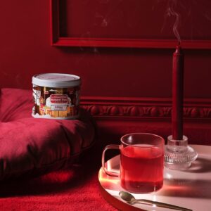 Passend zum Winter: „Glögg“ von Kusmi Tea ist ein Tein freier Bio-Gewürz-Früchtetee. In ihm stecken unter anderem Hibiskus, Zimtaroma, Orangenöl und Kardamom. In hübscher Metalldose, limitierte Auflage ca. 20 Euro von Kusmi.