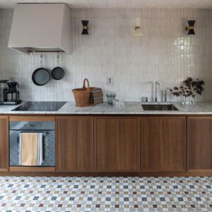 Ein ungewöhnlicher Mix: marokkanische Fliesen zu Marmor und den unifarbenen Ziegelfliesen. Das hat eine moderne Farmhouse-Optik. Der Bodenbelag ist aus der Linie „Raval“, die Größe der Fliesen: 20 x 20 Zentimeter, von Marrakech Design. Foto: ©James Silverman