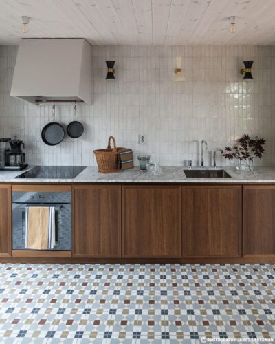 Ein ungewöhnlicher Mix: marokkanische Fliesen zu Marmor und den unifarbenen Ziegelfliesen. Das hat eine moderne Farmhouse-Optik. Der Bodenbelag ist aus der Linie „Raval“, die Größe der Fliesen: 20 x 20 Zentimeter, von Marrakech Design. Foto: ©James Silverman