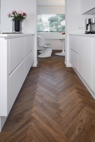 Wie echtes Parkett wirkt der Boden mit Fischgrätmuster von Project Floors. Der Designboden ist aus hochwertigem Vinyl. Praktisch: Je nach Boden können die alten Fliesen darunter liegenbleiben, denn der Vinyl-Belag ist sehr flach.