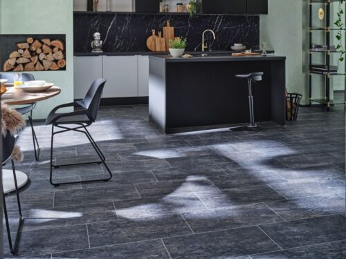 Sieht aus wie Feinsteinzeug, ist aber Vinyl. Das Material ist besonders angenehm, denn es hat eine gute Fußwärme. Von Project Floors.