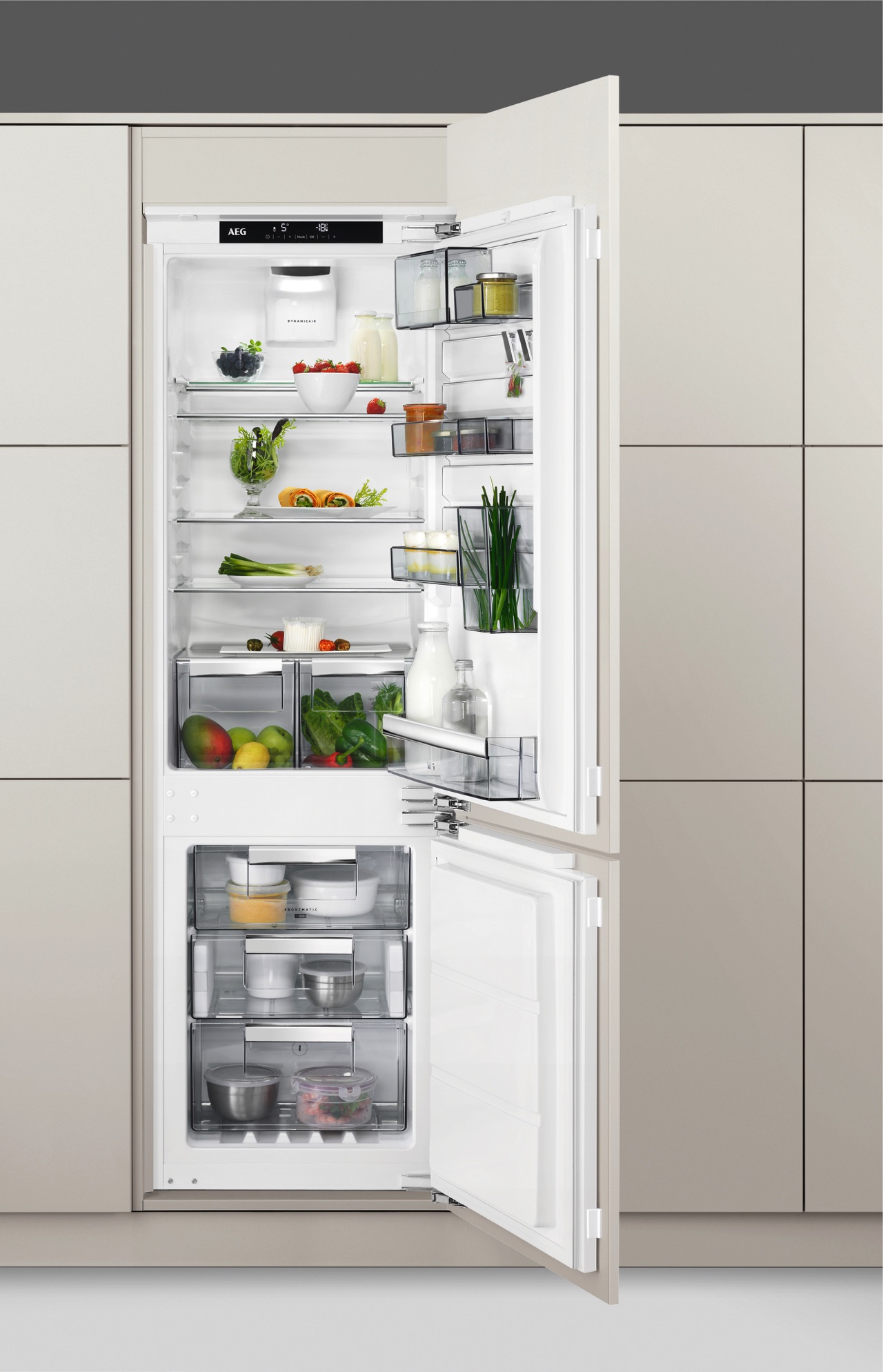 Beim AEG-Kühlschrank ist das Innenleben sehr übersichtlich gestaltet. In den Schubladen des Kühlschranks sollten Obst und Gemüse voneinander getrennt aufbewahrt werden.