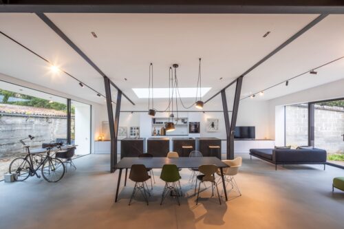 Interessant ist die Konzeption der Küche, die genau zwischen den Stahlträgern des großzügigen Raums im Loft-Stil platziert wurde. Foto: Tomislav Vukosav / LEICHT / Meister-Familienbetrieb Gensmantel 