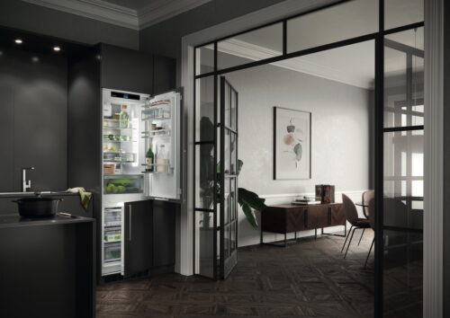 Wenn genügend Lebensmittel im Kühlschrank sind, können sie sich gegenseitig kühlen. Das spart Energie. Kühlschrank im modernen Design von Liebherr.