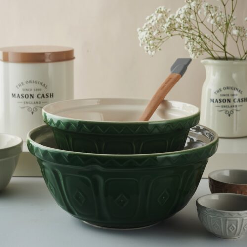 Ein paar Küchenutensilien in dunklem Grün bringen eine gemütliche Atmosphäre in den Raum. Aus Keramik von Mason Cash.