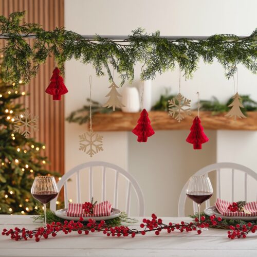 Ray  Metallständer, die sich an beiden Seiten des Tisches festmachen lassen, sind gerade sehr angesagt. In der Weihnachtszeit können sie mit Tannengrün und verschiedenen Anhängern geschmückt werden. Papierbäume und andere Accessoires sind von Ginger Ray.