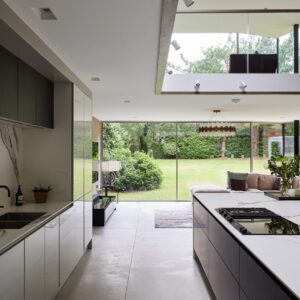 Sehr gelungen ist die Verbindung von Küche und Wohnraum mit dem transparenten Glasanbau. Foto: Chris Snook / LEICHT 