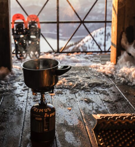Campingkocher sind echte Allrounder: Hier lassen sich Kaffee, Suppe, Nudeln & Co. im Nu zubereiten. Foto:  Julian Hanslmaier | Unsplash