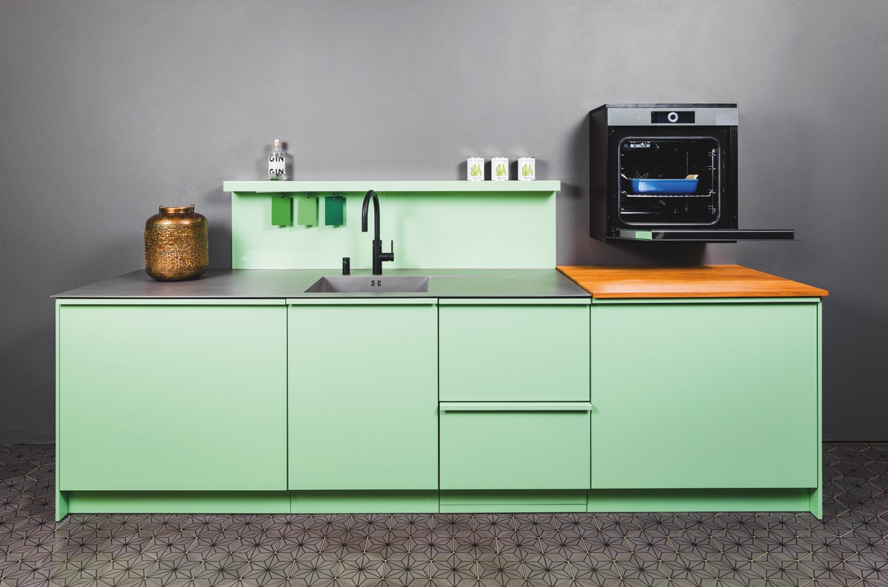 Satte Farbigkeit und klare Linienführung, das ist das Markenzeichen von Popstahl. Alle Küchen, so auch diese in Mintgrün, sind aus pulverbeschichtetem Stahl gefertigt. Foto: ©Georg Grainer | Popstahl 