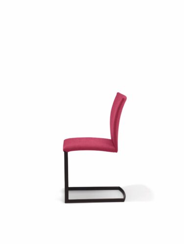 Der perfekte Stuhl zu einem schlichten Esstisch aus Holz: “Nobile Swing” ist super bequem. Von Draenert, ca. 795 Euro.