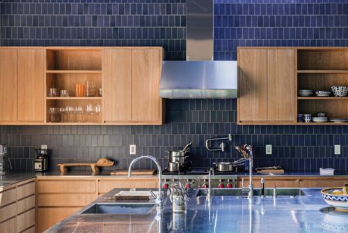 Großer Arbeitsbereich mit hochwertigen Küchengeräten für ein komfortabel-funktionales Küchenleben. Foto: David Charles Hartwell / David Hartwell Photography