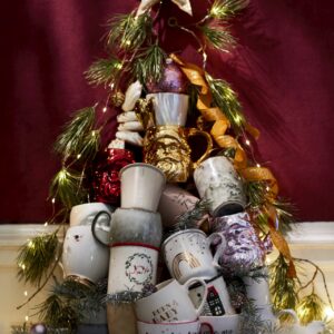 Dekorative Tassen mit Weihnachtsmotiven sind eine gute Idee. Tipp: Hängen Sie an das Geschenk ein Rezept für einen Punsch oder packen Sie Trinkschokolade am Stil dazu. Weihnachtstassen gibt es zum Beispiel bei Depot, ab ca. 5 Euro.