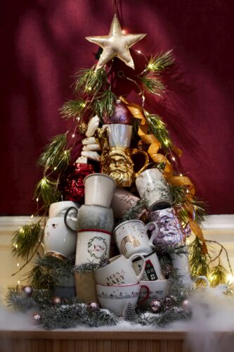 Dekorative Tassen mit Weihnachtsmotiven sind eine gute Idee. Tipp: Hängen Sie an das Geschenk ein Rezept für einen Punsch oder packen Sie Trinkschokolade am Stil dazu. Weihnachtstassen gibt es zum Beispiel bei Depot, ab ca. 5 Euro.