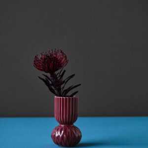 Von Hand produziert ist die stylishe Vase von Dottir. Ton in Ton mit den passenden Blumen sieht sie noch edler aus.