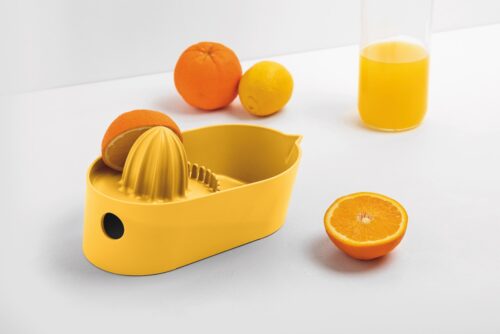 Die stylishe Zitruspresse von Blim Plus ist ein Eyecatcher und ein tolles Geschenk. Ein Glas Orangensaft mit einem Spritzer Zitrone enthält eine ordentliche Portion Vitamin C.