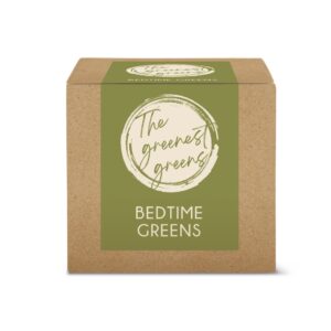 Wenn es mit dem tiefen und entspannten Schlafen mal nicht so gut läuft, helfen die pflanzlichen „Bedtime Greens“ von The greenest greens. Sie unterstützen bei innerer Unruhe mit 29 Heilpflanzen. Der Pulvermix enthält Baldrian und Kamille. Er kann unter anderem in Hafermilch getrunken werden. 