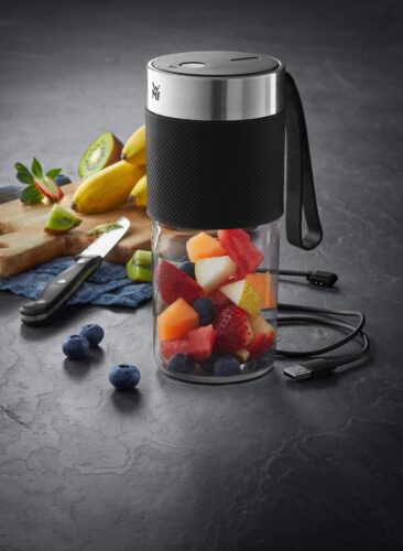 Smoothies unterwegs zubereiten, das geht jetzt perfekt mit dem „Mix on the Go Smoothie Mixer“ von WMF. Er ist Akku betrieben. So kann man das Obst in dem Becher mitnehmen und dann bei Bedarf zu einem leckeren Smoothie verarbeiten.