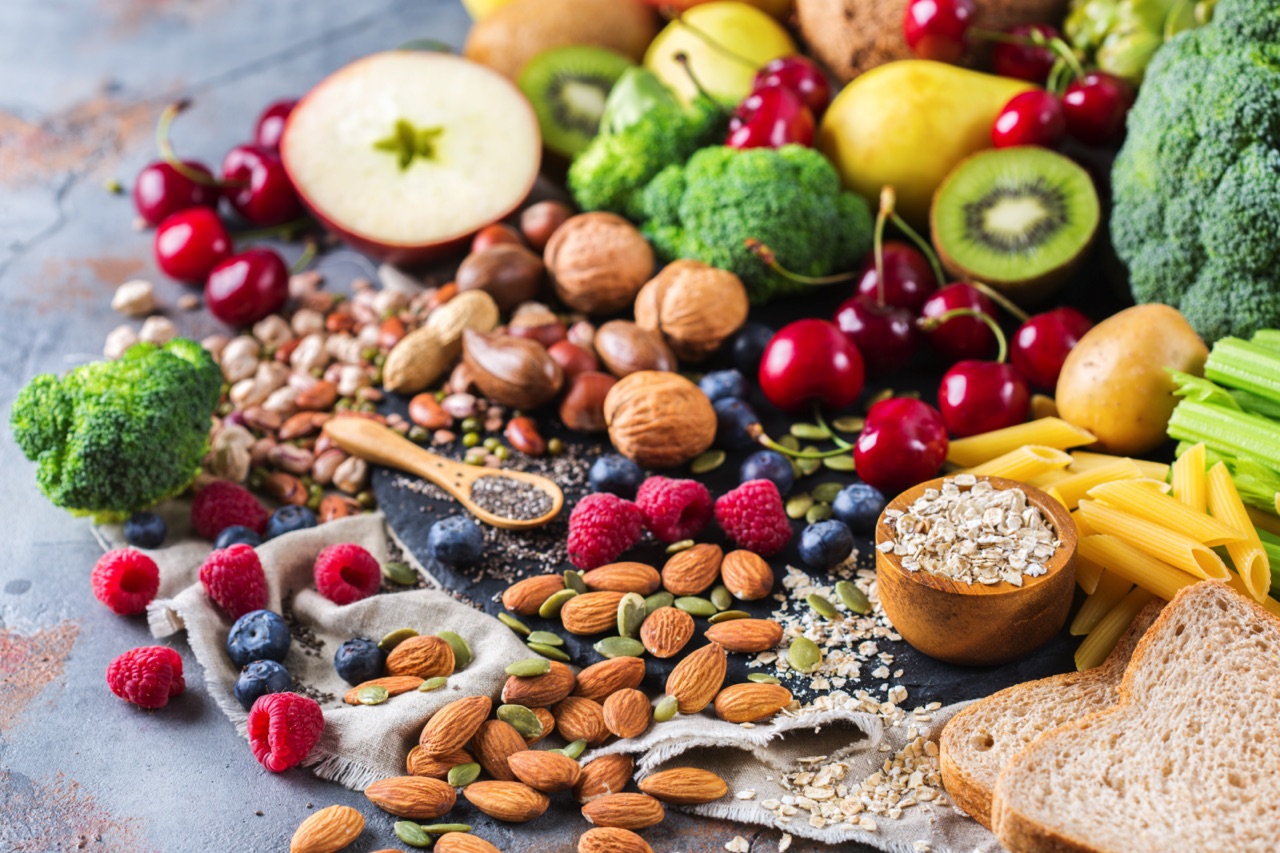 Eine gute Mischung an Obst und Gemüse ist wichtig, aber auch Mandeln und Haferflocken sind gesunde Lieferanten von Nährstoffen und Vitamine, so auch von Selen. Foto: Weight Watchers