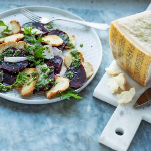 Der Hartkäse „Parmigiano Reggiano“ wird aus Rohmilch hergestellt und passt super zur mediterranen Küche. Er reift zwischen 12 und 48 Monaten. In ihm stecken einige Vitamine, unter anderem Vitamin A.