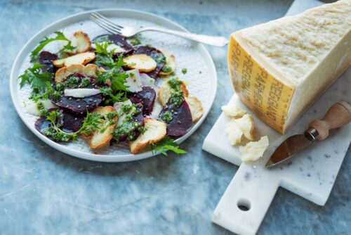 Der Hartkäse „Parmigiano Reggiano“ wird aus Rohmilch hergestellt und passt super zur mediterranen Küche. Er reift zwischen 12 und 48 Monaten. In ihm stecken einige Vitamine, unter anderem Vitamin A.