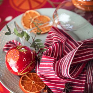 Folkloristisch kommen die weihnachtlichen Accessoires von Grudrun Sjöden daher. So ein Trend lässt sich super mit natürlichen Dingen wie den Orangenscheiben oder Gewürzen arrangieren.
