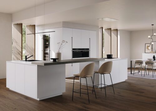 Interessant zeigt sich die Küchenarchitektur. Die Ess-Theke ist die Verbindung zwischen den beiden Inselblöcken und wird festmontiert aufgelegt. Von Häcker. 