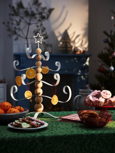 Aus pulverbeschichtetem Stahl und massiver Kiefer besteht das süße Bäumchen „Vinterfint“. Hier lassen sich gut duftende Orangenscheiben aufhängen oder dekorative Kugeln. Passt perfekt in die Küche. Von Ikea ca. 30 Euro.