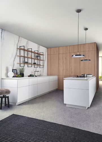 Die Hängeleuchten stehen für Wohnlichkeit und passen toll in dieses Ambiente. Küche „Bossa“ von Leicht. Foto: Leicht | P. Schumacher