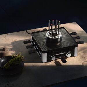 Die Gourmet-Station „Lumero“ bietet drei Stationen in einem: Raclette, Fondue und Tischgrill, noch dazu in sehr hübscher Aufmachung. Mit elegantem Chromagarn®-Gehäuse und LED-Beleuchtung. Von WMF ca. 280 Euro.