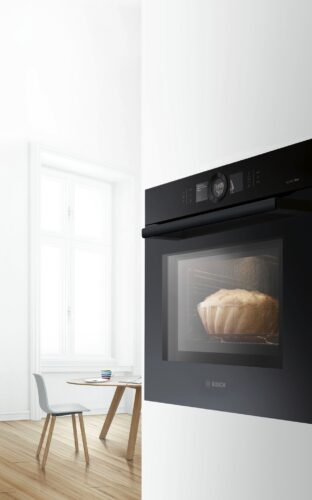 In tiefem Schwarz kommt der Backofen von Bosch daher. Der kompakte Ofen ist mit den Funktionen „Perfect Roast“ und einer Mikrowelle ausgestattet.