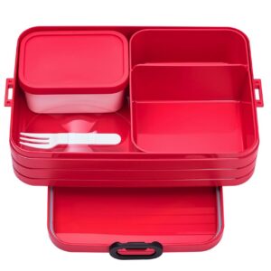 In der nachhaltigen Bento-Lunchbox „Take a break“ von Mepal lässt sich das Mittagessen-to-go sehr gut unterbringen. In „Nordic Red“ ca. 15 Euro.