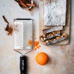 In der Weihnachtsbäckerei wird so einiges geraspelt, dazu gehört Orangen- oder Zitronenschale. Die Reibe „Gourmet“ kommt aber rund ums Jahr in der Küche zum Einsatz. Von Microplane ca. 30 Euro.