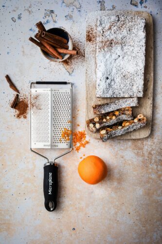 In der Weihnachtsbäckerei wird so einiges geraspelt, dazu gehört Orangen- oder Zitronenschale. Die Reibe „Gourmet“ kommt aber rund ums Jahr in der Küche zum Einsatz. Von Microplane ca. 30 Euro.