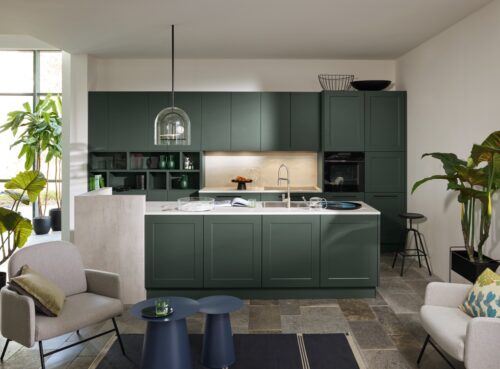 Zum modernen Landhausstil harmoniert der softe Grünton perfekt. Er ist zeitlos und modern zugleich. Außerdem lässt sich toll zu anderen Farben kombinieren. Die Farbe der Nolte Küche heißt „Black Green softmatt“.