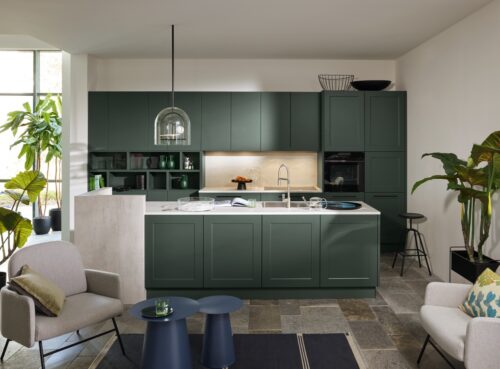 Zum modernen Landhausstil harmoniert der softe Grünton perfekt. Er ist zeitlos und modern zugleich. Außerdem lässt sich toll zu anderen Farben kombinieren. Die Farbe der Nolte Küche heißt „Black Green softmatt“.