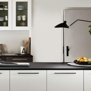 Schwarz und Weiß sind bei der Küche von Nolte das perfekte Paar. Einzelne Element, wie die Lampe oder die Obstschale in Schwarz drücken den Kontrast zusätzlich aus.