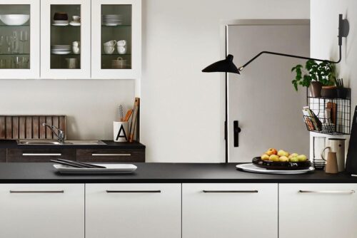 Schwarz und Weiß sind bei der Küche von Nolte das perfekte Paar. Einzelne Element, wie die Lampe oder die Obstschale in Schwarz drücken den Kontrast zusätzlich aus.