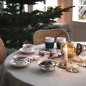 Jedes einzelne Stück ist elegant, deshalb wirkt der gesamte Tisch edel. Das Geschirr gehört zur Serie „Star fluted Christmas“ von Royal Copenhagen. Ein Blickfang sind auch die selbst gebastelten Papier-Elemente. 