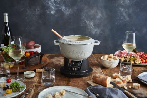 Das Fondue-Set von Staub gibt es in unterschiedlichen Farben. Er ist aus strapazierfähigem, gusseisernem Material.