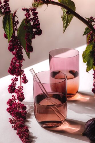 Das durchgefärbte Glas schmeichelt fast jedem Geschirr. Es ist ein typisches Wasserglas, kann aber auch für Cocktails oder Säfte genutzt werden. Von Villeroy & Boch.