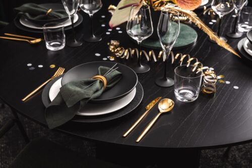 Der Tisch trägt das „Kleine Schwarze“. Das satte Schwarz mit den goldfarbenen Akzenten wirkt elegant und verleiht Ihrer Party einen besonderen Charakter. Geschirr und Accessoires sind von Villeroy & Boch.