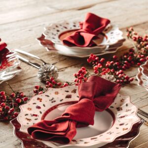 Das Weihnachtsgeschirr aus der Linie „Toys Delight“ von Villeroy & Boch kommt mit einem schlichten Drumherum schön zur Geltung. Denn dadurch wirkt es nicht „zu viel“, sondern absolut modern. Ideal sind rote Perlen, viel Holz oder Kiefernzweige.