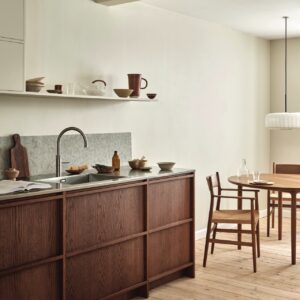 Das dunkle Holz kommt mit der besonderen Umrahmung gut zur Geltung. Die Küche von Nordiska ist mit einer Edelstahlarbeitsfläche ausgestattet, die einen gelungenen Kontrast dazu bildet.